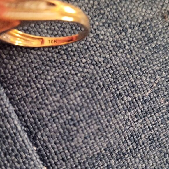 Elegant Gold Diamond Ring - Picture 5 of 5